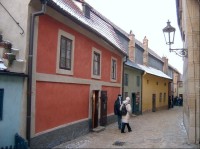 Domky ve Zlaté uličce: Typické maličké, různě malované domky, byli zde stavěny až na konci 16. století pro rodiny hradních střelců a zlatotepců.