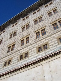 Okna paláce: Okna Schwarzenberského paláce z ulice Ke Hradu.