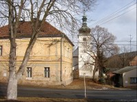 Očihovský kostel: Očihovský kostel byl přestavěn po požáru v roce 1790. Jižní hrotitý portál patří do období pozdní gotiky.