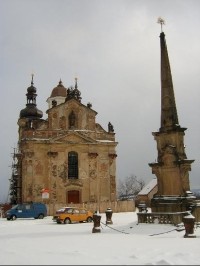Kostel a sloup