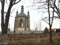 Hřbitovní kaple z východu: Sedlecká kostnice má zajímavou historii. Původně to byl hřbitovní kostel zdejšího cisterciáckého kláštera. 