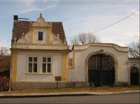 Dům a brána