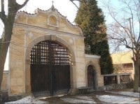 Brána do dvora: Brána do dvora z roku 1833 - náves v Kyšicích.