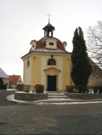 Kaple: kaple P. Marie Pomocné, která byla postavena dle návrhu J. B. Santiniho na paměť pěti mnichů upálených Husity