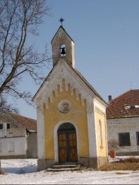 Kaple ve Dřevci: Kaple se zvoničkou nad průčelím pochází asi z roku 1870.