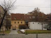 Pohled ze severu: Klášter sv. Anežky České je původně komplexem dvou objektů - ženského kláštera klarisek a mužského kláštera minoritů, který byl založen v sousedství. Jednopatrová nápadně dlouhá budova konventu klarisek je z režného cihlového zdiva,