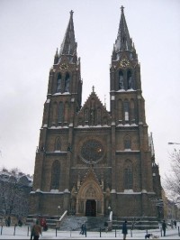 Průčelí kostela v zimě