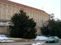Černínský palác z východu: V květnu 1945 byla v Černínském paláci obnovena činnost československého ministerstva zahraničních věcí. Opět byly prováděny potřebné vyklizovací práce a úpravy. Při vysypávání vynášeného písku a hlíny z krytů byl tehdy obj