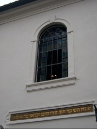 Okno a nápis