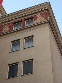 Okna a malovaná fasáda