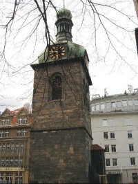 Petrská věž: Věžní hodiny mají dva cimbály, z nichž větší je ozdoben znakem a letopočtem 1717.