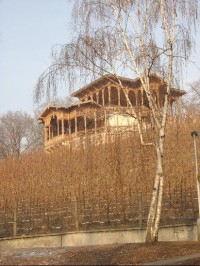 Viniční altán: Viniční altán, postavený na menší kamenné terase ve svahu vinice. Zdařilá rekonstrukce byla dokončena v červnu 2004.