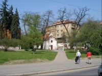 Z Plzeňské ke kapličce: Pohled z Plzeňské ulice ke kapličce Nanebevzetí Panny Marie