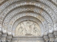 Portál nad hlavním vchodem