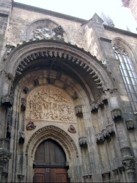 Portál na severní straně kostela