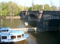Loď u mostu Legií