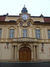 Průčelí zámku: R. 1662 zámek koupilo Staré Město pražské, kterému sloužilo po raně barokní úpravě až do poloviny 19. století jako rezidence a letní sídlo pražských purkmistrů a k ubytování jejich významných hostů. Památkou na toto období je znak Star