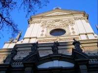 Detail průčelí: Monumentální barokní jezuitský chrám z let 1665 ? 1670 byl postavený podle Carla Luraga. Představený portikus je dílem Pavla Ignáce Bayera, který postavil i kostelní věž. 