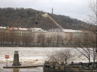 Hladová zeď a rozbouřená Vltava