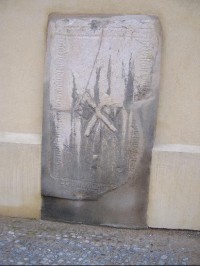 Náhrobní kámen ve zdi kostela