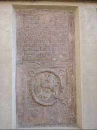 Desky s reliéfy ve zdi kostela 2