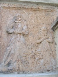 Desky s reliéfy ve zdi kostela 1
