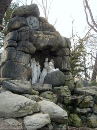 Julius Zeyer: Za rybníčkem byl roku 1913 odhalen pomník Julia Zeyera, vytvořený jako jeskyně, v níž jsou mramorové sochy od sochaře Josefa Maudra, představující postavy básníkových děl. 