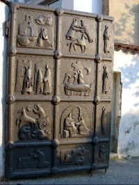 vrata s reliéfem s výjevy ze života sv. Františka 2
