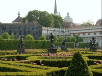 Praha - Valdštejnská zahrada: V průběhu let 1625 - 26 vytvořil pro zahradu nizozemský sochař Adriaen de Vries soubor soch znázorňujících postavy z řecké mytologie. Tyto sochy byly také v roce 1648 odvezeny jako válečná kořist do Švédska, kde dodnes z