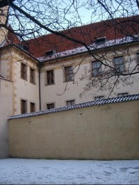 Ze severu: Jiřská ulice vede z náměstí U sv. Jiří směrem k východní bráně Pražského hradu. V její spodní části stojí na jižní straně Lobkovický palác.