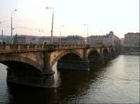 Palackého most: Most má prvenství v tom, že při jeho stavbě bylo poprvé v Praze použito kesonové založení pilířů. Předtím se zakládalo v otevřených stavebních jámách a na roštech nebo beraněných pilotách. 
