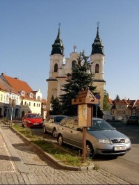 náměstí a kostel: kostel sv. Jana Nepomuckého na náměstí