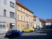 domy - náměstí: vpravo pošta, v béžovém domě žil spisovatel Josef Toman