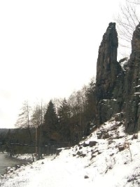 Svatošské skály 61: Národní přírodní památka Jas Svatoš (známá spíše pod názvem Svatošské skály) o rozloze 1,95 ha se nachází v údolí řeky Ohře mezi Karlovými Vary a Loktem. Bizarní skupina skalních věží, sloupů a jehel vytváří pozoruhodné útvary, o 