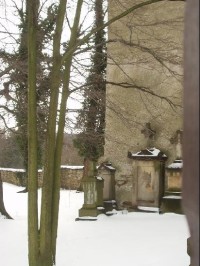 starý hřbitov - náhrobky