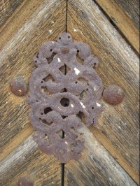 staré kování kostelních dveří