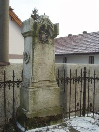 náhrobek na starém hřbitově u kostela sv. Michaela