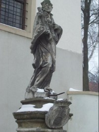 socha u kapucínského kostela