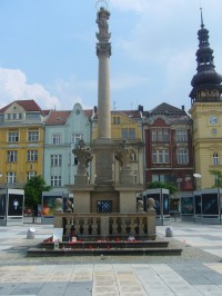 Mariánský morový sloup a jižní fronta náměstí s radniční věží