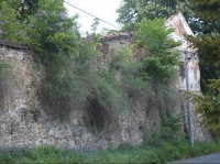 Hrabyně - zbytky zámku: Opěrná zeď a hospodářská budova