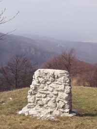Výhľad na Hrad a Jankov vŕšok spod Rokoša