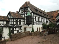 Hrad Wartburg - hrázděné domy na nádvoří