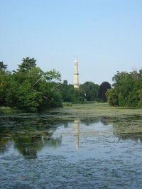 Pohled přes zámecké rybníky k Minaretu
