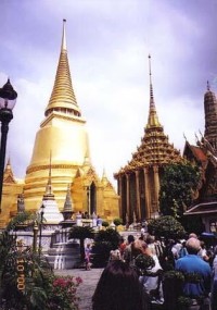 Bangkok - Phra Si Ratana chedi ? zlaté chedi s Buddhovými ostatky a Phra Mondop, knihovna