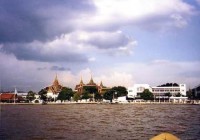 Bangkok - královský palác a chrám Wat Phra Keo z řeky Chao Phraya