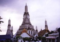 Bangkok - Wat Arun - chrám ranních červánků na  břehu řeky Chao Phraya