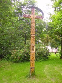 Vyřezávaný dřevěný kříž