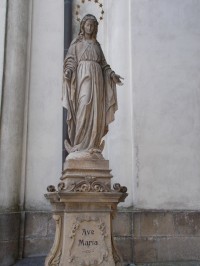 Panna Marie před kostelem
