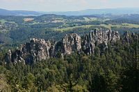 SUCHÉ SKÁLY  z vyhlídky  SOKOL. Obec  Besedice