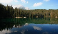DOLOMITY  Itálie - smaragdové  jezero Karer...  v pozadí pohoří   Latemar  - v  protislunku